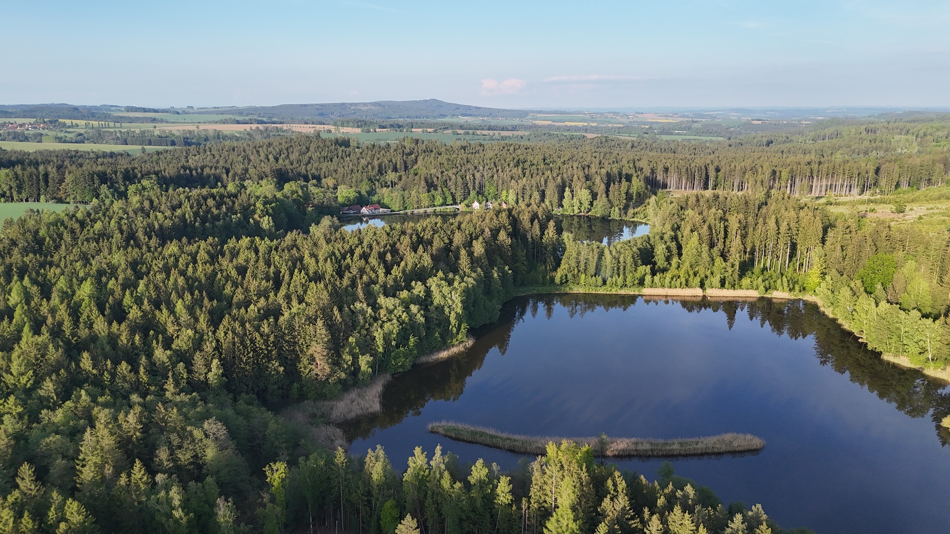 Výhled na rybník Kozák z dronu